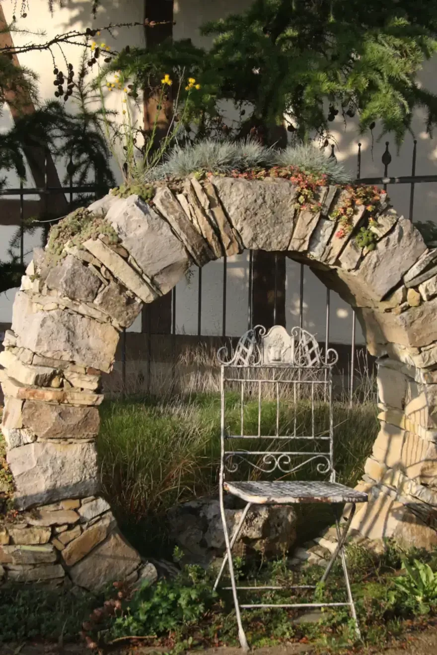 Bepflanzte Steinbogenmauer